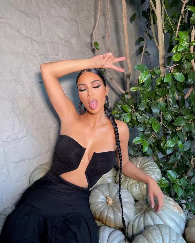 Kim Kardashian captivates fans with her alluring pictures