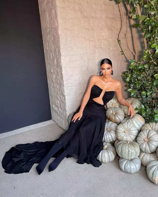 Kim Kardashian captivates fans with her alluring pictures