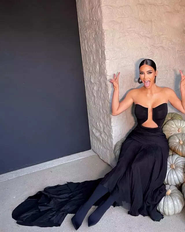 Kim Kardashian captivates fans with her alluring pictures