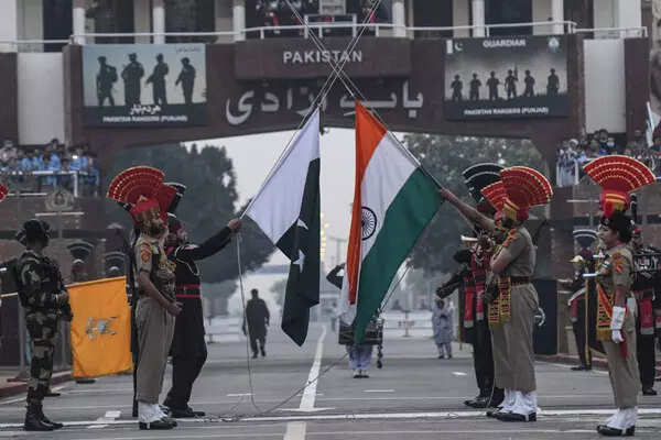 These pictures from Beating Retreat ceremony at Wagah border will fill you with patriotic fervour
