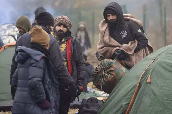 These pictures of migrants braving cold at Poland-Belarus border will melt your heart