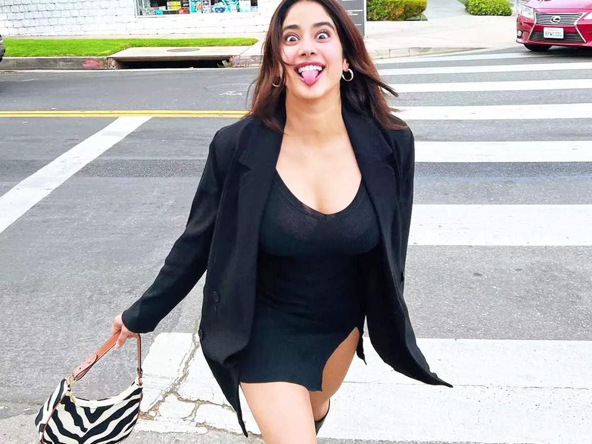 These mesmerizing pictures of Janhvi Kapoor in a short black dress will surely brighten up your day