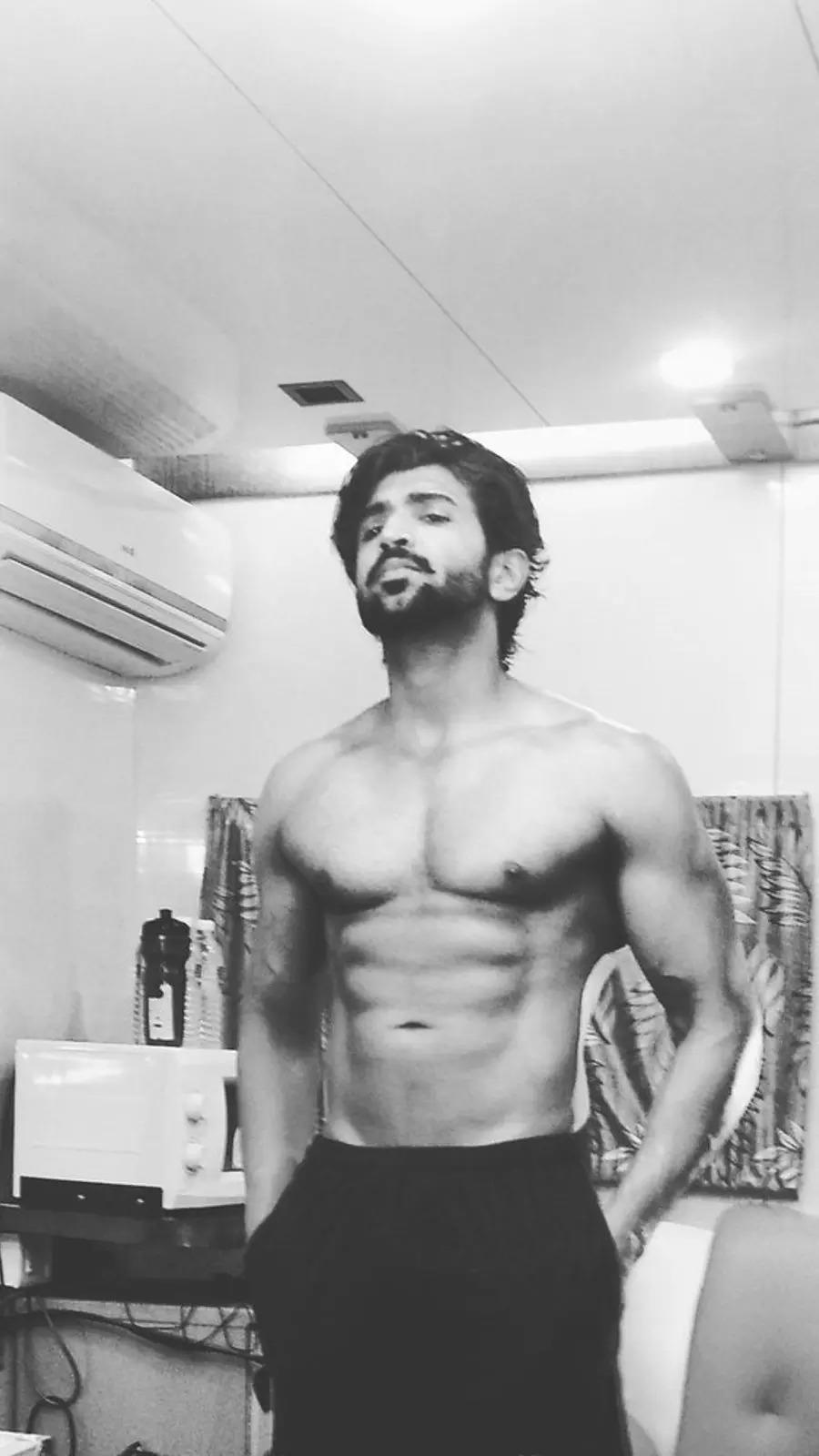 arun vijay 6pack