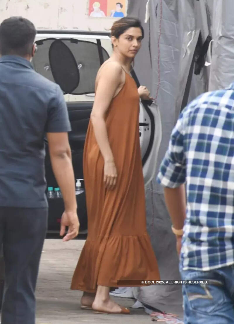 #ETimesSnapped: From Kareena Kapoor to Deepika Padukone, paparazzi pictures of your favourite celebs