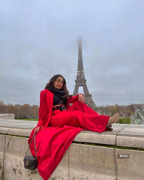 Neha Kakkar and Rohanpreet Singh's lip-lock pictures in front of Eiffel Tower take internet by storm