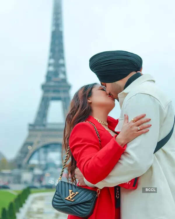 Neha Kakkar and Rohanpreet Singh's lip-lock pictures in front of Eiffel Tower take internet by storm