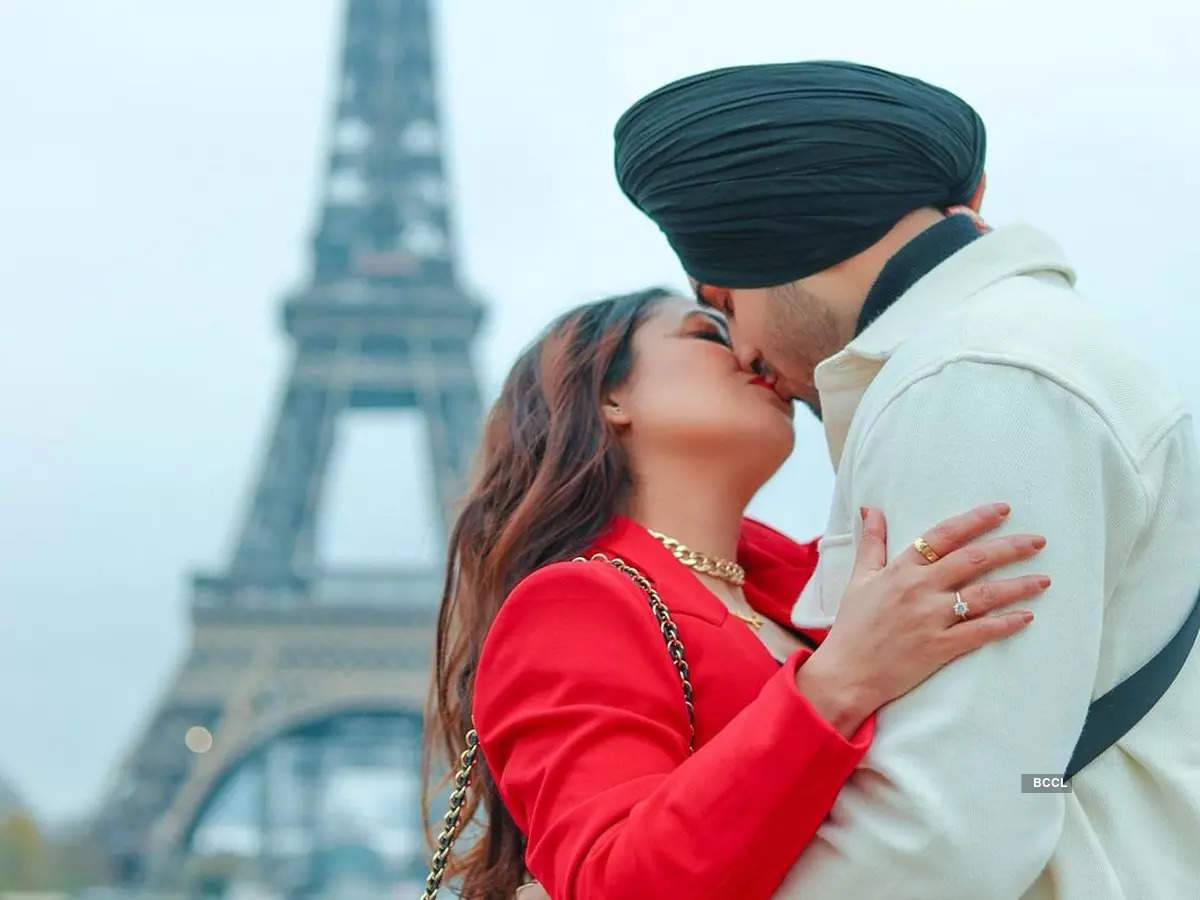 These pictures of Neha Kakkar and Rohanpreet Singh's lip-lock in front of Eiffel Tower take internet by storm