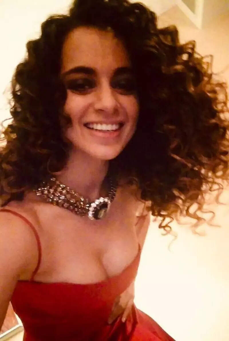 Unaffected by FIR filed against her, Kangana Ranaut shares a bold picture in a revealing black dress