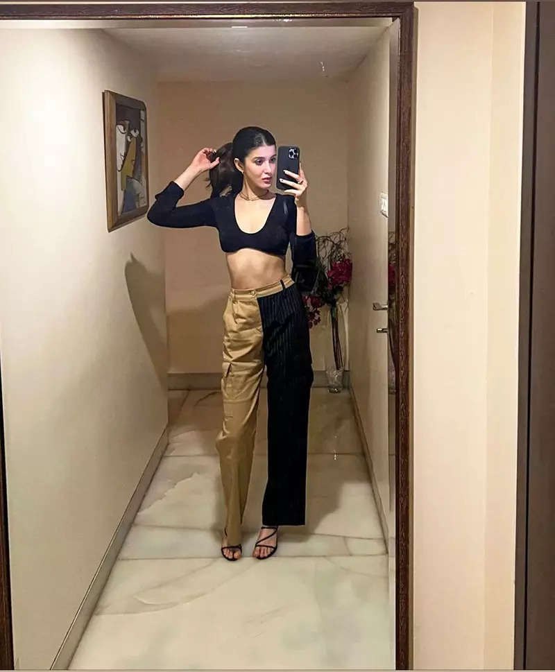 Shanaya Kapoor is making heads turn with her glamorous pictures in an elegant chikankari co-ord set