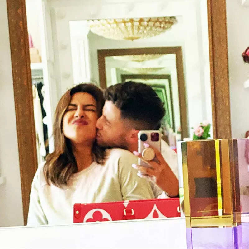 Amid pregnancy rumours, Priyanka Chopra shares a mushy picture with hubby Nick Jonas