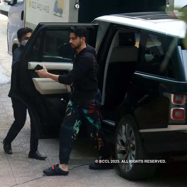 #ETimesSnapped: From Malaika Arora to Sara Ali Khan, paparazzi pictures of your favourite celebs