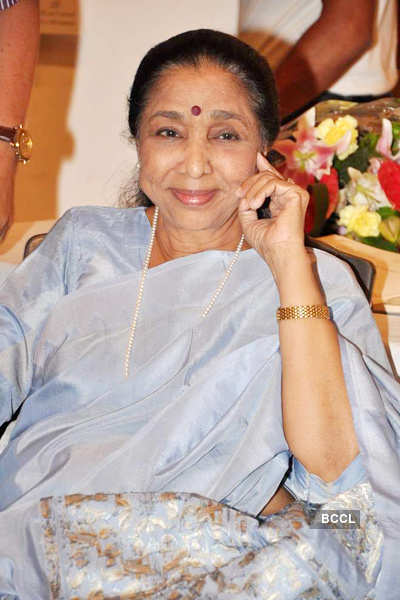 Asha Bhosale at art exhibition