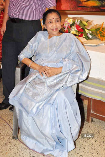 Asha Bhosale at art exhibition