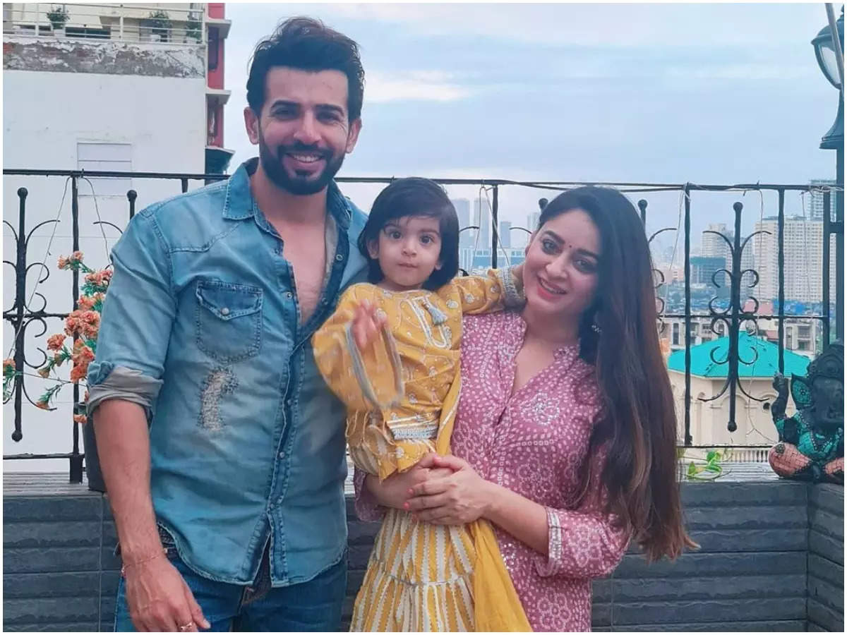 Jay and Mahhi Vij with their daughter, Tara (Instagram)