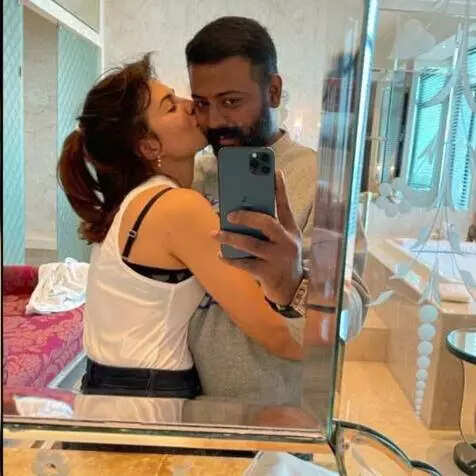 jacqueline fernandez-Sukesh Chandrasekhar kiss