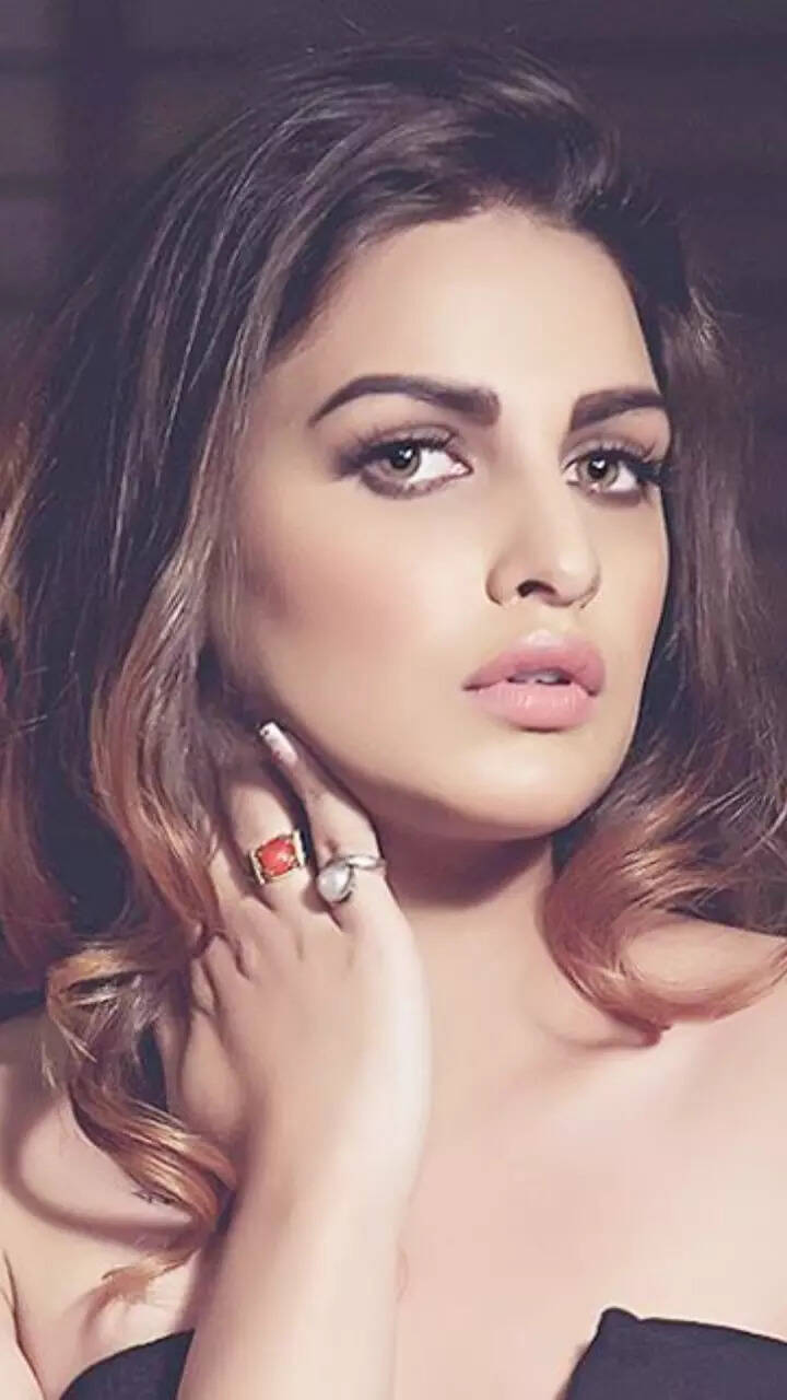 From red lips to nude look: Makeup inspiration from Bigg Boss contestant Himanshi  Khurana | Times of India