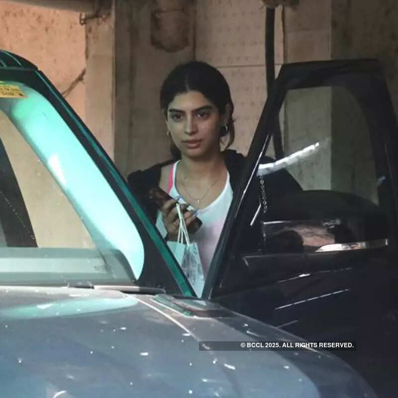 #ETimesSnapped: From Sara Ali Khan to Kangana Ranaut, paparazzi pictures of your favourite celebs