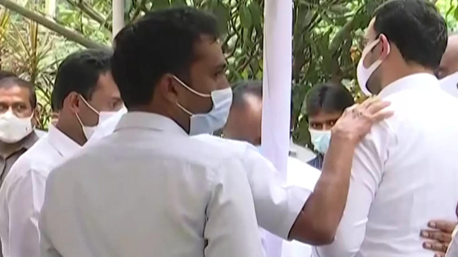 Vice President visits late AP CM K Rosaiah’s residence, pays tribute