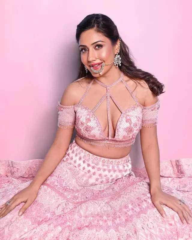 Surbhi Chandna looks ethereal in a pink lehenga with stylish choli, pictures will take your breath away!