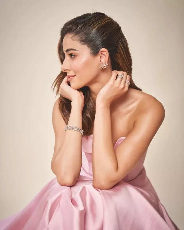 Ananya Panday looks like a dream in a blush pink off-shoulder gown, stylish photos will make your heart skip a beat!