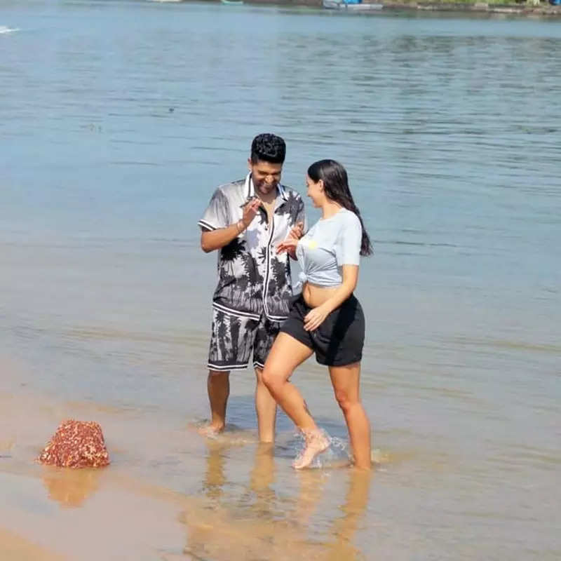 These viral pictures of Nora Fatehi and Guru Randhawa enjoying beach walk spark dating rumours