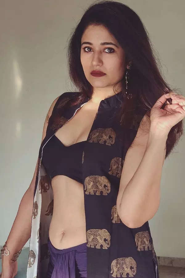 Glamorous pictures of Poonam Bajwa are winning the internet