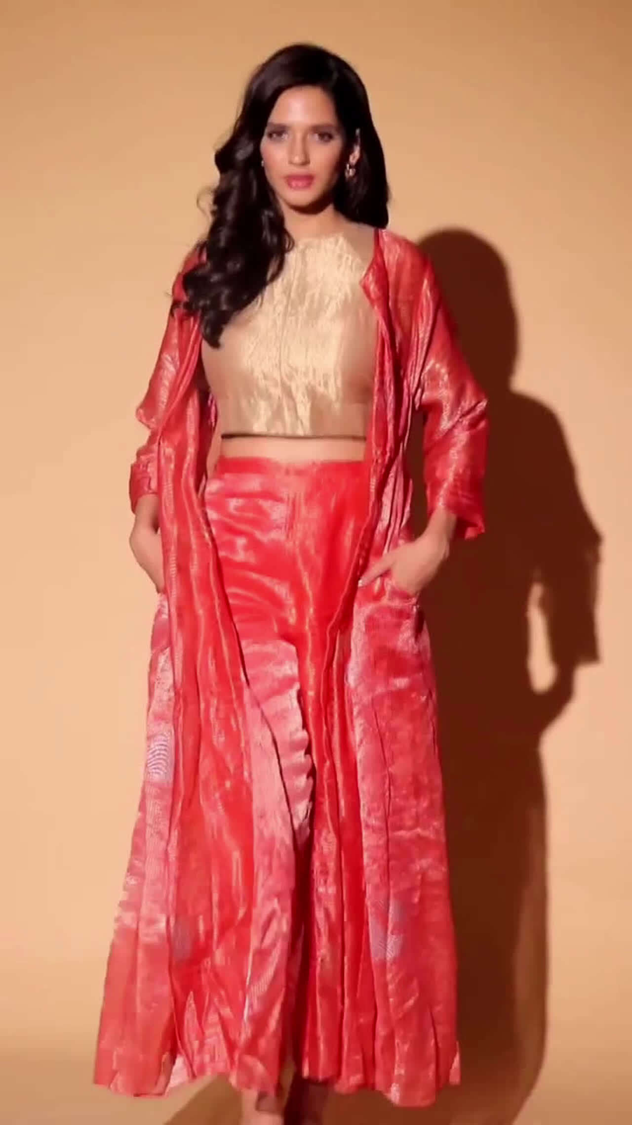 Vaani Kapoor'S Champagne Ethnic Ensemble: A "Mandala Murders" Preview - owo489f