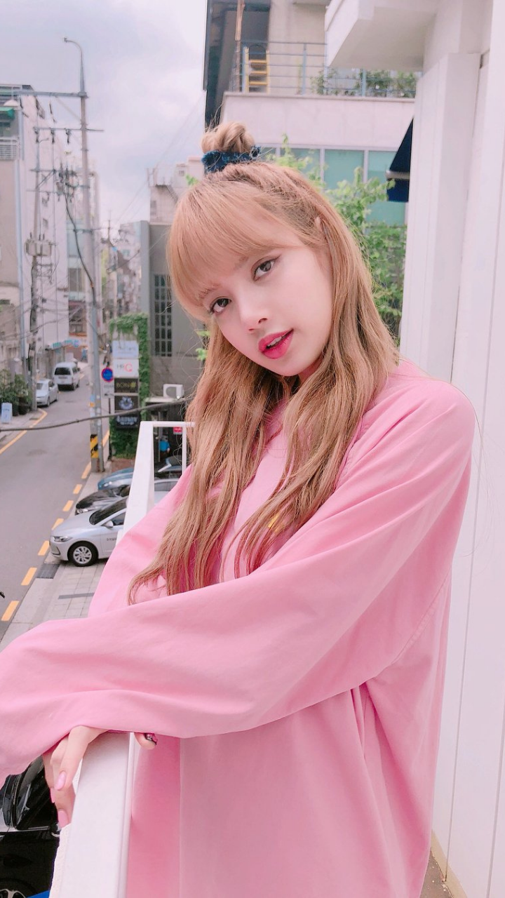 Blackpink's Lisa has stunning winter wear