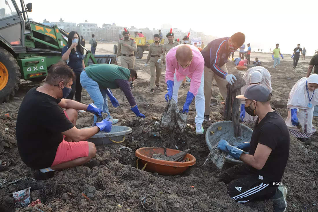 Pictures of Dalip Tahil along with Team DPIFF & Afroz Shah completing the Beach Clean Up Drive