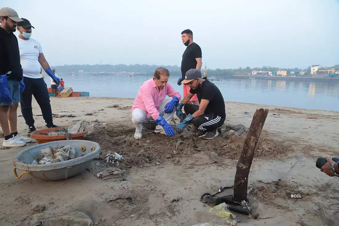 Pictures of Dalip Tahil along with Team DPIFF & Afroz Shah completing the Beach Clean Up Drive