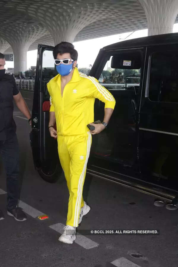 #ETimesSnapped: From Sara Ali Khan to Janhvi Kapoor, paparazzi pictures of your favourite celebs