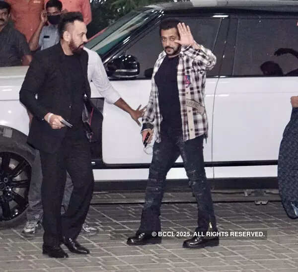 #ETimesSnapped: From Sara Ali Khan to Janhvi Kapoor, paparazzi pictures of your favourite celebs