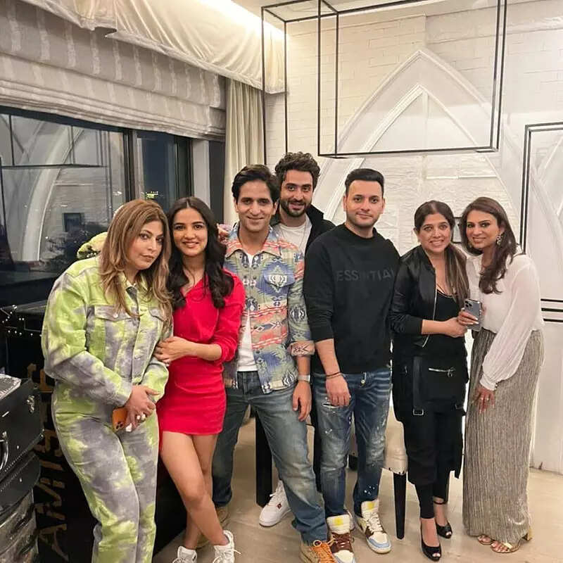 These hugging and smiling pictures of Sussanne Khan with rumoured beau Arslan Goni go viral