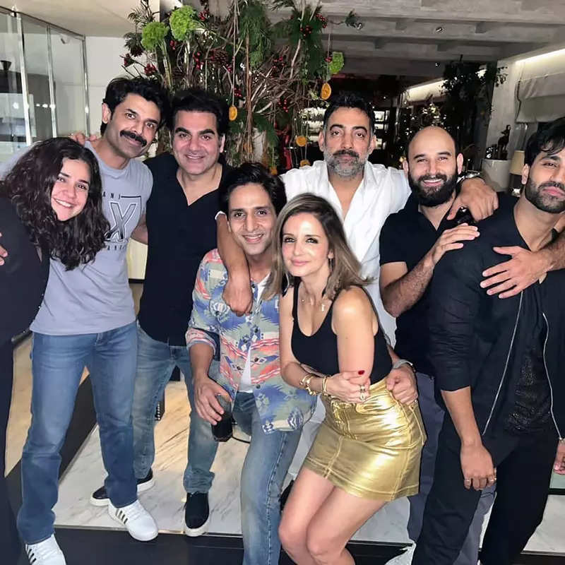 These hugging and smiling pictures of Sussanne Khan with rumoured beau Arslan Goni go viral