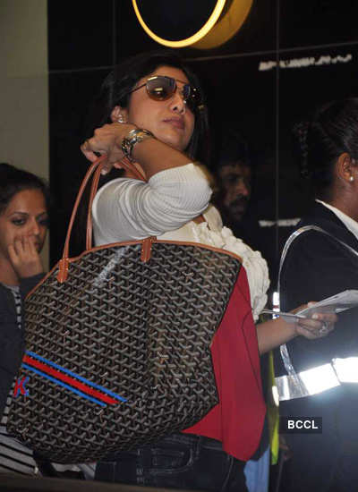 Shilpa leaves for London