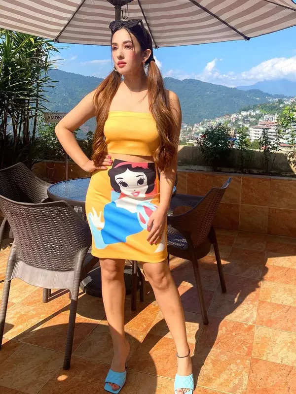 Glamorous pictures of Nepali beauty Aditi Budhathoki are too good to miss!