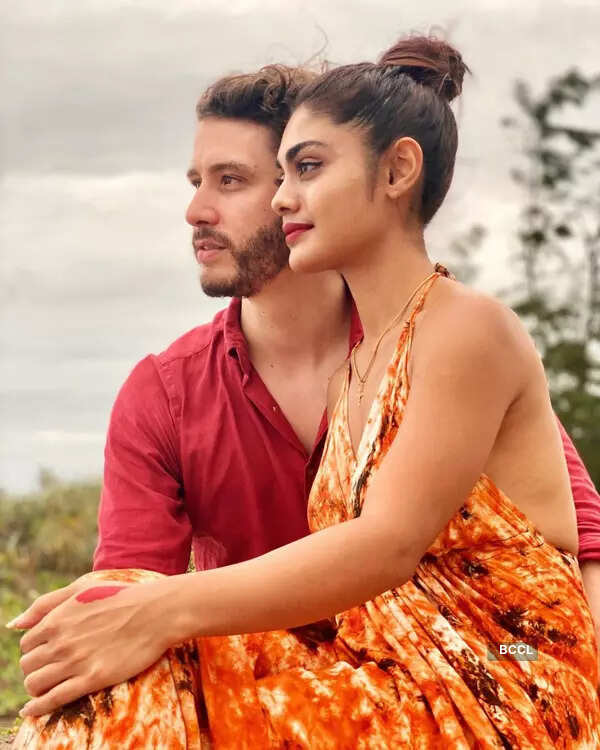 Sreejita De gets engaged to beau Micheal in front of Eiffel Tower; kissing pictures of loved-up couple go viral