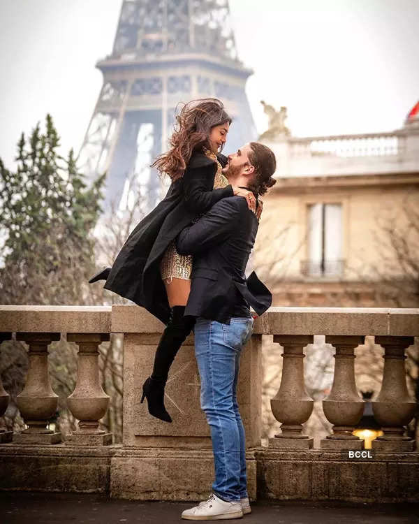 Sreejita De gets engaged to beau Micheal in front of Eiffel Tower; kissing pictures of loved-up couple go viral