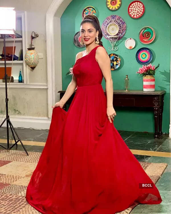 These beachy honeymoon pictures of Kundali Bhagya actress Shraddha Arya will leave you stunned!