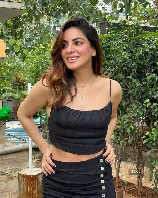 These beachy honeymoon pictures of Kundali Bhagya actress Shraddha Arya will leave you stunned!