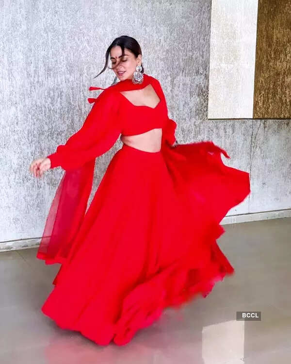 These beachy honeymoon pictures of Kundali Bhagya actress Shraddha Arya will leave you stunned!