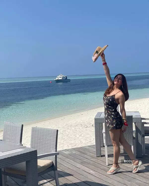 These beachy honeymoon pictures of Kundali Bhagya actress Shraddha Arya will leave you stunned!