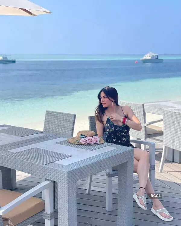 These beachy honeymoon pictures of Kundali Bhagya actress Shraddha Arya will leave you stunned!