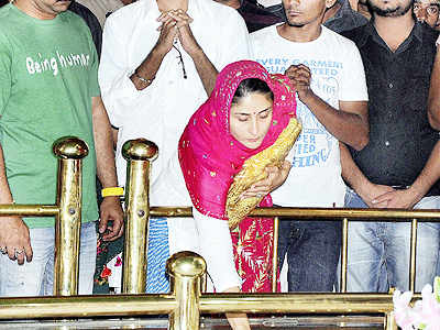 Pictures of famous personalities at shrines