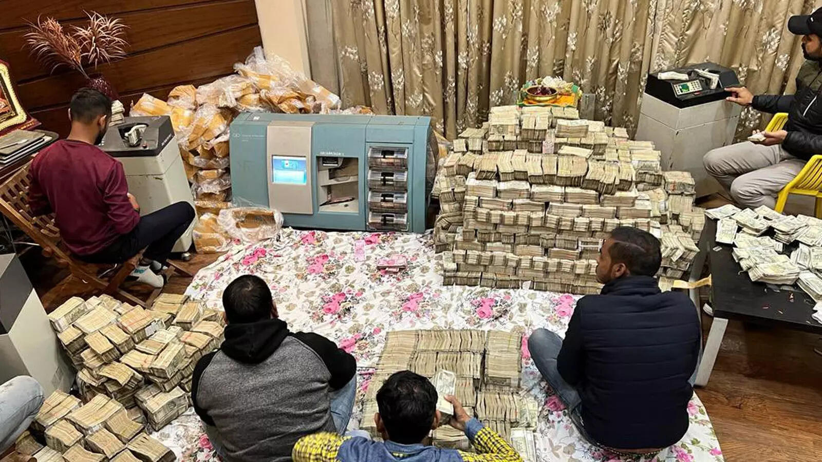 Photos: Rs 284 crore seized from Kanpur trader&rsquo;s residences