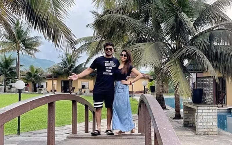 Sugandha Mishra and Sanket Bhosale are giving us major couple goals with their Goa vacation pictures