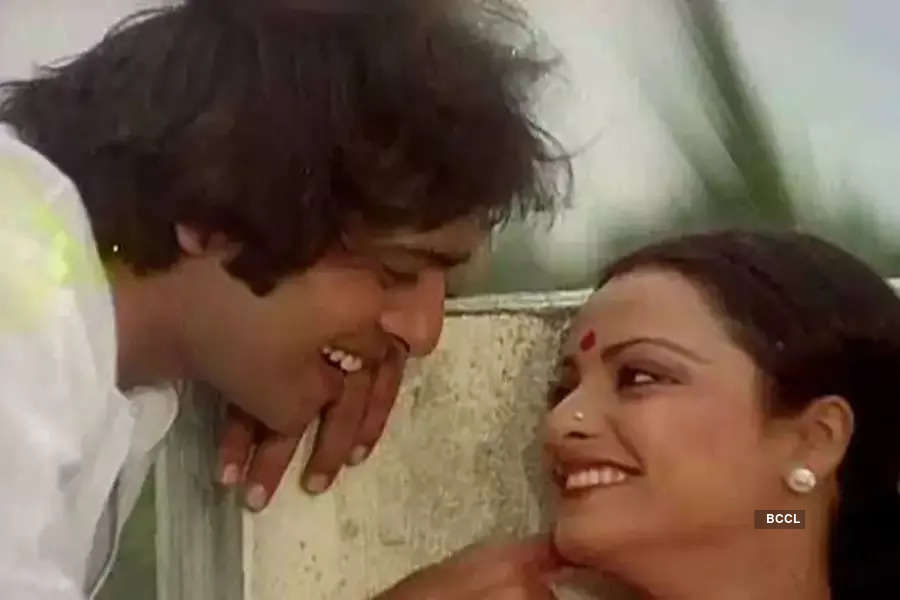 These pictures showcase the striking on-screen chemistry of Vinod Mehra and Rekha