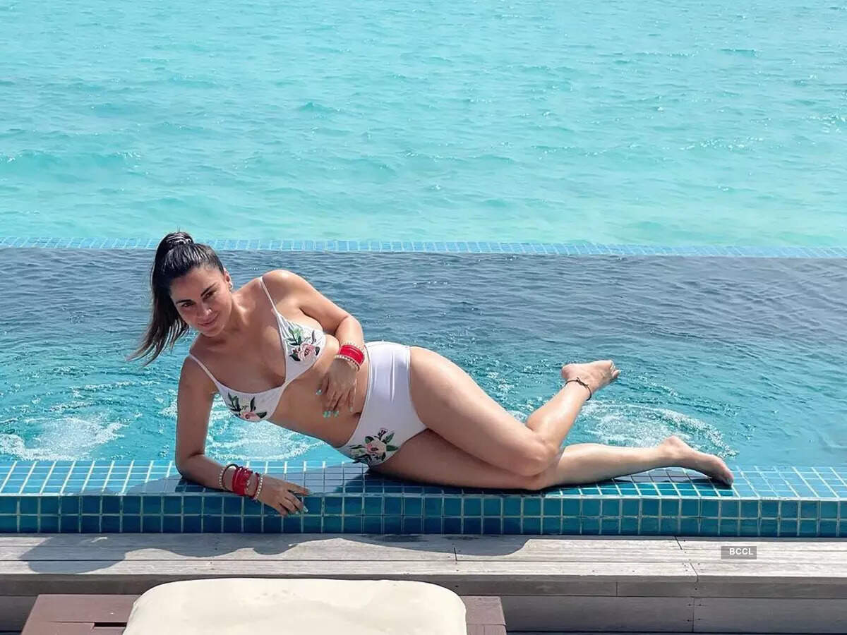 These beachy honeymoon pictures of Kundali Bhagya actress Shraddha Arya will leave you stunned!