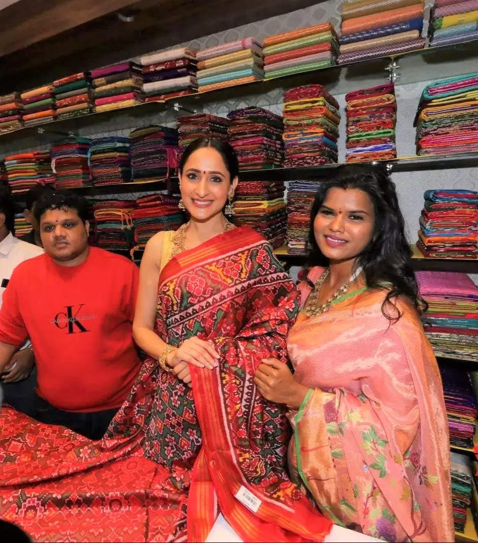 Exclusive Kanjivaram Saree Collection at Marthalli | Mugdha Art & Studio -  YouTube