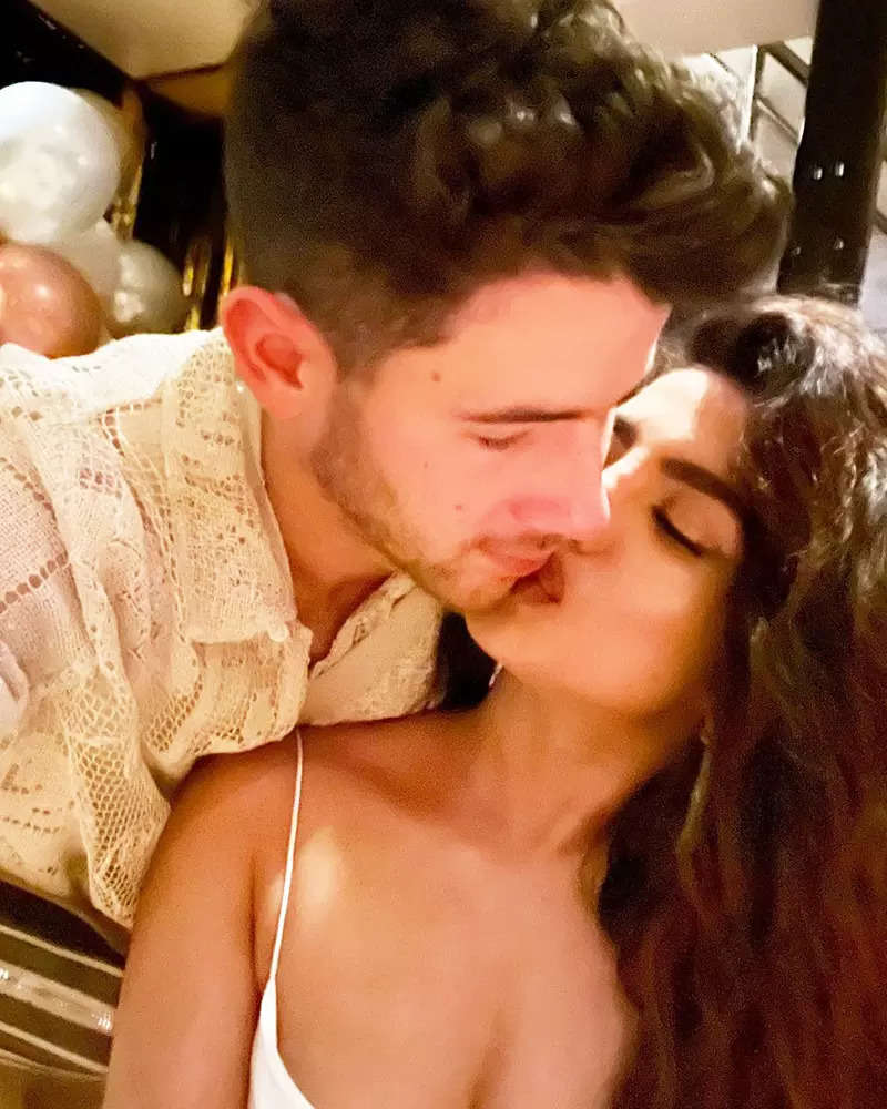 Priyanka Chopra and Nick Jonas welcome New Year with this romantic kissing picture
